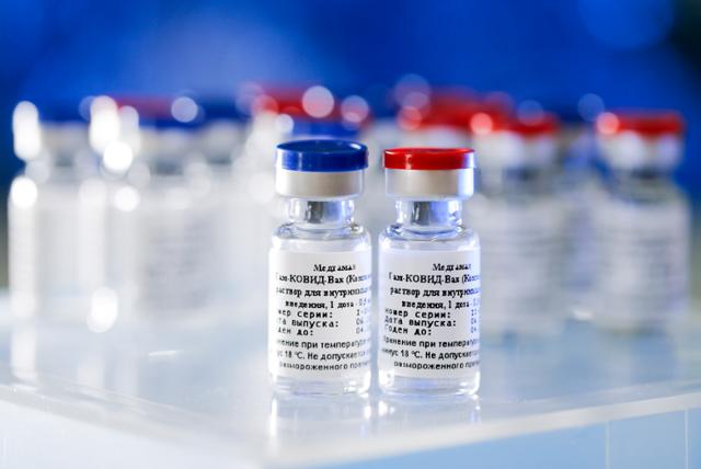 러시아가 세계 최초로 승인한 코로나19 백신 스푸트니크V가 모스크바 소재 가말레야 국립 감염병미생물학 센터에 진열돼 있다. 모스크바=AP 뉴시스