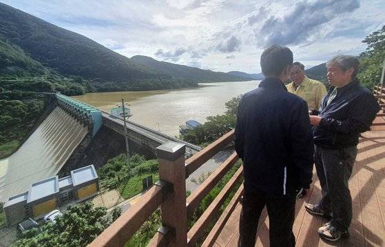 9일 오후 김계조 행정안전부 재난안전관리본부장이 섬진강댐 운영상황과 댐 방류량 조절 현황을 점검하고 있다. 사진 행정안전부