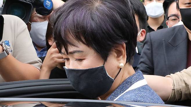 '부동산 차명 의혹' 1심 선고 뒤 법원을 빠져나와 차에 오르고 있는 손혜원 전 의원