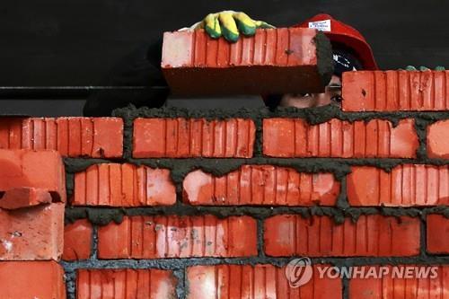 건물 외벽을 쌓는데 이용되는 빨간벽돌 [이타르-타스=연합뉴스]