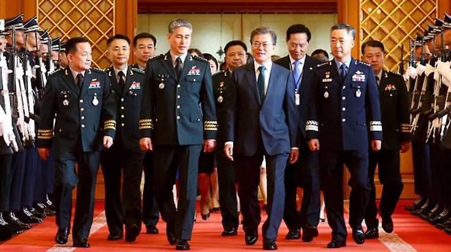 문재인 정부 1기 군 지휘부...제일 왼쪽이 이순진 전 의장, 문대통령에게 말을 하는 인물이 김용우 전 육군총장이다.