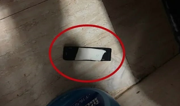 중국 저장성 항저우에 사는 20대 여성이 자신의 사택 욕실에서 발견한 몰래카메라