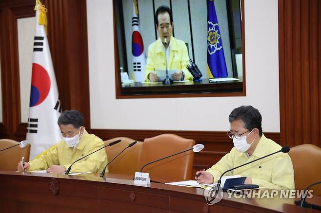 긴급관계장관회의 참석한 박능후, 박양우 장관 (서울=연합뉴스) 김승두 기자 = 박능후 보건복지부 장관과 박양우 문화체육관광부 장관이 14일 정부서울청사에서 세종청사와 영상으로 연결해 열린 수도권 집단 감염 대응 긴급관계장관회의에 참석해 정세균 국무총리의 발언을 듣고 있다. 2020.8.14 kimsdoo@yna.co.kr