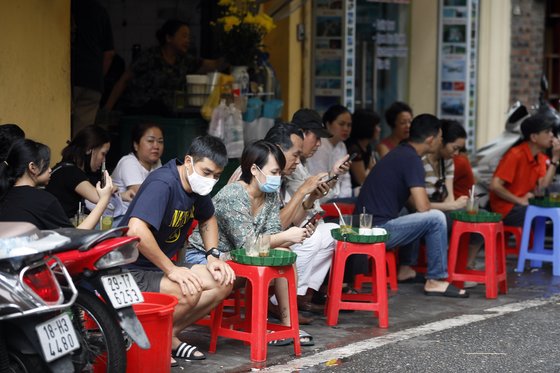 지난 3일 베트남 하노이의 한 식당에서 시민들이 마스크를 쓴 채 음식을 기다리고 있다. [EPA=연합뉴스]
