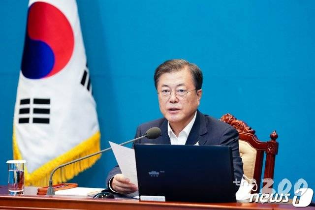 (서울=뉴스1) 유승관 기자 = 문재인 대통령이 10일 청와대 여민관에서 수석 보좌관 회의를 주재하고 있다. (청와대 제공) 2020.8.10/뉴스1