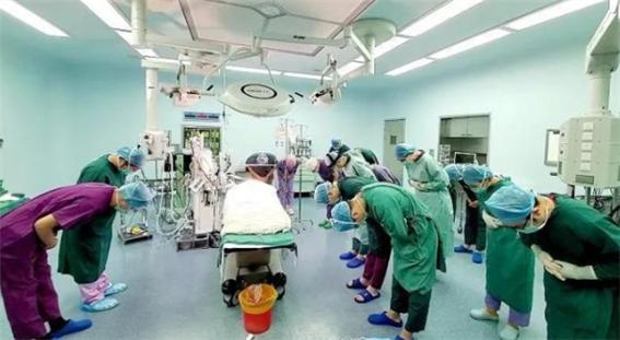 4명의 어린이에게 새 생명을 주고 떠난 1세 천사 하오하오 군이 수술을 받는 모습