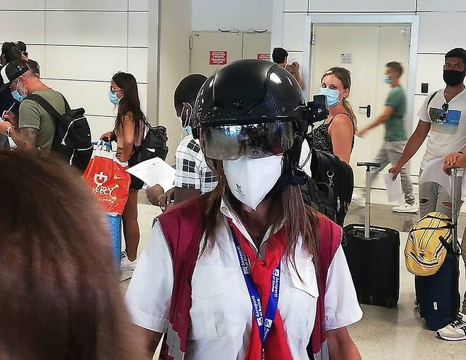 16일(현지시각) 이탈리아 로마 인근 피우미치노 공항에서 승객들이 코로나19 진료소에서 검진을 받고 있다. 로마/EPA 연합뉴스
