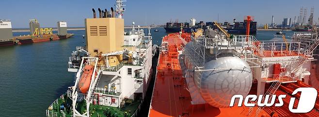 삼성중공업이 첫 건조한 LNG 연료추진 유조선(사진 오른쪽)이 네덜란드 로테르담항에서 LNG 벙커링 선박(사진 왼쪽)으로부터 LNG를 공급 받고 있는 모습© 뉴스1