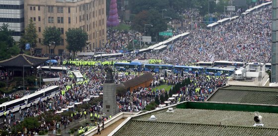 광복절인 15일 서울 광화문에서 일부 보수단체가 대규모 집회를 강행했다. 이날 집회에는 대전·광주·구미 등 전국에서 5만 명 인파가 몰렸다. [뉴시스]