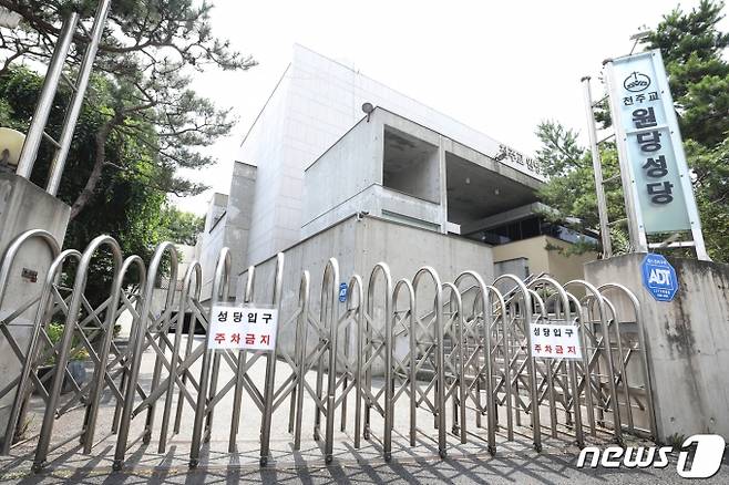 지난달 초 코로나19 집단감염이 발생한 경기 고양시 원당성당./사진제공=뉴스1