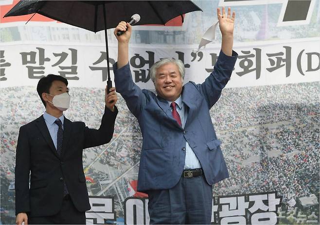 전광훈 목사가 15일 오후 서울 종로구 동화면세점 앞에서 열린 보수단체 광복절 집회에서 문재인 대통령 퇴진을 촉구하는 연설을 하고 있다.. 이한형기자