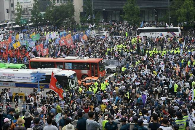 보수단체 집회 참가자들이 15일 오전 서울 종로구 광화문광장에서 8·15 광복절 맞아 집회를 하기 위해 모여들고 있다. 이한형기자