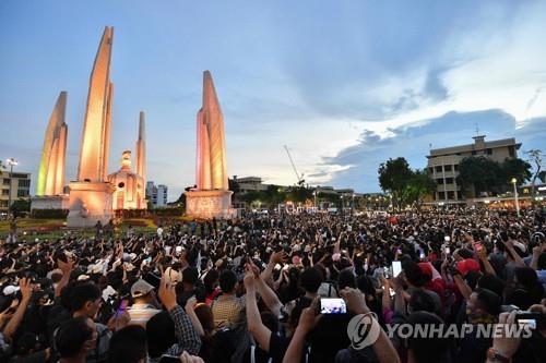 민주주의 기념비 앞에서 열린 태국 반정부 집회. 2020.8.16 [AFP=연합뉴스]