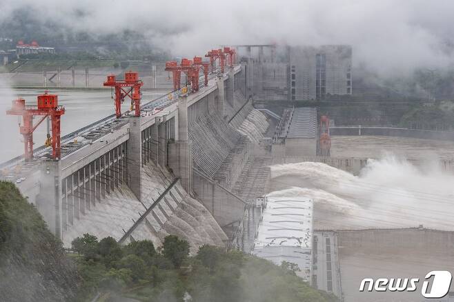 중국 중부 후베이성 이창에 있는 양쯔강의 거대 수력발전 프로젝트인 싼샤댐에서 물이 방출되고 있다. © AFP=뉴스1 © News1 윤다혜 기자
