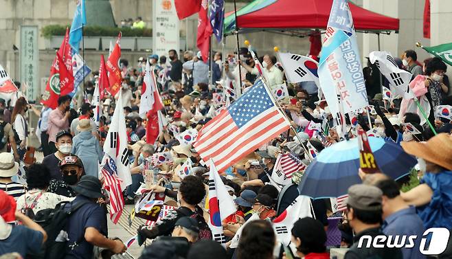 보수단체 회원들이 15일 서울 광화문 광장 일대에서 집회를 하고 있다. 2020.8.15/뉴스1 © News1 김명섭 기자