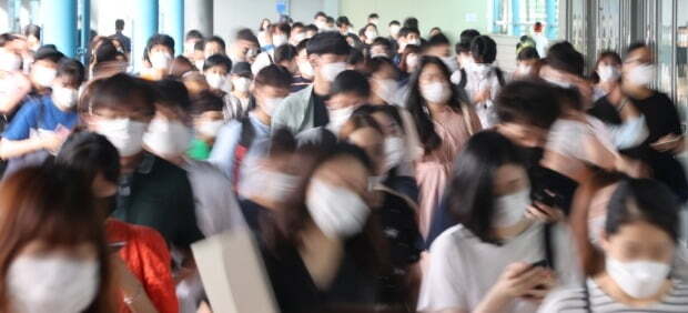 신종 코로나바이러스 감염증(코로나19)이 수도권을 중심으로 재확산되고 있는 18일 오전 서울 구로구 지하철 1·2호선 신도림역에서 시민들이 마스크를 쓴 채 걸어가고 있다. /사진=연합뉴스