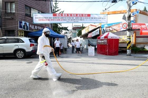 18일 오후 서울 성북구 장위2동 사랑제일교회 인근 도로에서 이뤄진 합동 방역. 뉴시스
