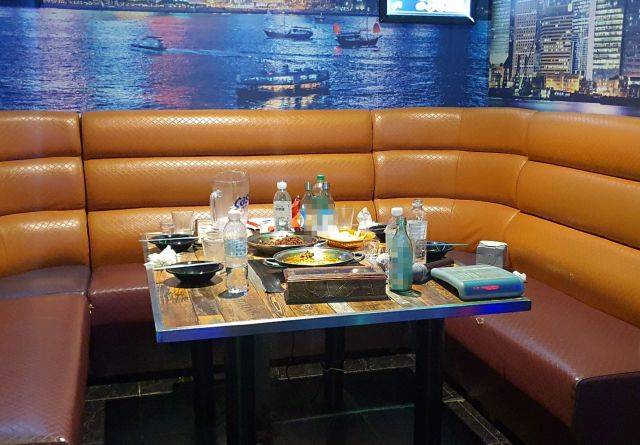 19일 새벽 경기 수원시의 한 노래주점에서 자정이 지나 손님들이 떠난 자리에 안주가 남아있다. 해당 업소는 감염병 확산과 관련하 정부 지침에 따라 19일 0시를 기해 영업을 중단했다. 연합