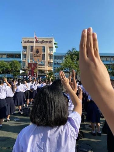 조회 시간에 이뤄진 태국 고교생들의 세 손가락 경례 [@tanawatofficial 트위터 캡처. 재판매 및 DB 금지] [2020.08.18 송고]
