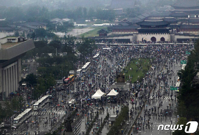 광복절인 15일 서울 종로구 광화문광장에서 보수단체 회원들이 대규모 집회를 열고 행진하고 있다. © News1 민경석 기자