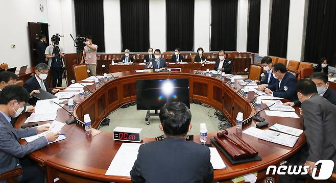 20일 오후 서울 여의도 국회에서 박지원 국가정보원장이 참석한 가운데 정보위원회 전체회의가 열리고 있다. © News1 신웅수 기자