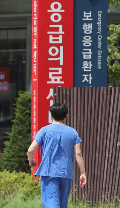 20일 서울 한 대학병원 응급의료센터 앞에서 의료진이 걸어가고 있다. /뉴시스
