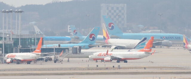 지난 4월2일 오후 인천국제공항 활주로에 여객기들이 멈춰 서 있다. 인천공항/백소아 기자 thanks@hani.co.kr