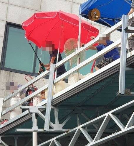 사랑제일교회 강제집행을 막기 위해 교회를 지키고 있는 교인들. 조합원 제공