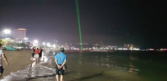 파타야 해변을 거니는 관광객.