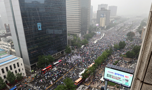 지난 15일 오후 서울 종로구 동화면세점 앞에서 사랑제일교회 주최로 열린 대규모 집회에서 수천 명이 운집해 있다. 연합뉴스
