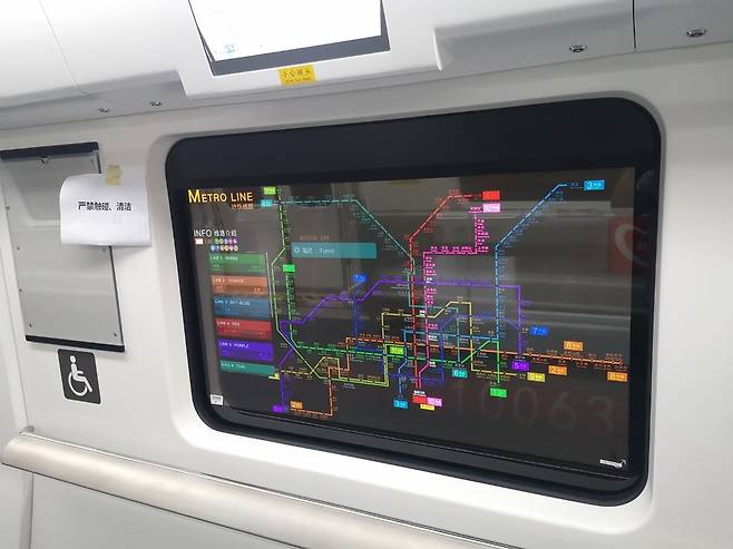 중국 선전 지하철에 설치된 LG디스플레이 투명 OLED [LG디스플레이 제공. 중국 CRRC 위챗 캡처. 재판매 및 DB 금지]