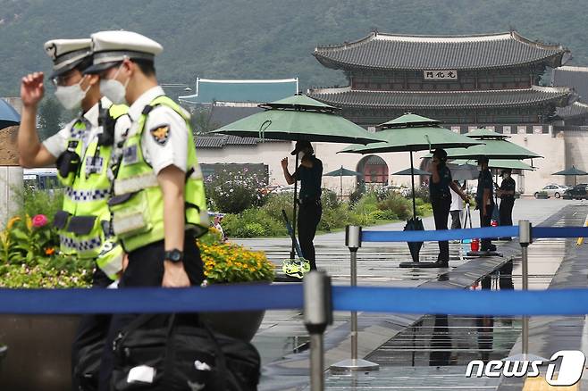 21일 서울 종로구 광화문광장 주변에서 경찰들이 근무하고 있다 2020.8.22/뉴스1 © News1 민경석 기자