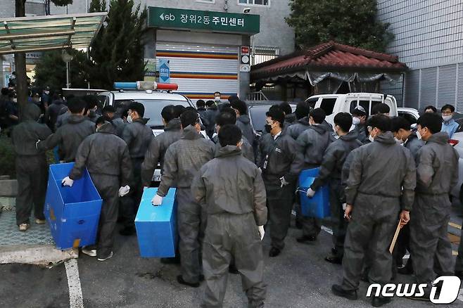 21일 오후 서울 성북구 사랑제일교회 압수수색에 나선 경찰이 방역복 차림으로 좁은 진입로를 통해 교회로 향하고 있다. 2020.8.21/뉴스1 © News1 민경석 기자