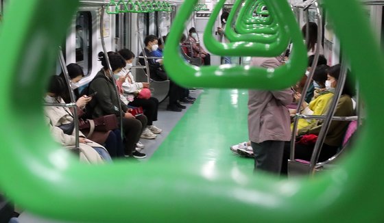 지난 5월 서울 지하철 2호선 열차에 마스크를 착용한 시민들이 탑승해 있다. 연합뉴스