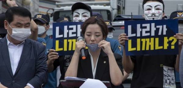 사랑제일교회발(發) 신종 코로나바이러스 감염증(코로나19) 확산이 이어지고 있는 지난 21일 서울 성북구 사랑제일교회 인근에서 교회 측 변호인단 강연재 변호사가 기자회견을 하고 있다. /사진=뉴스1