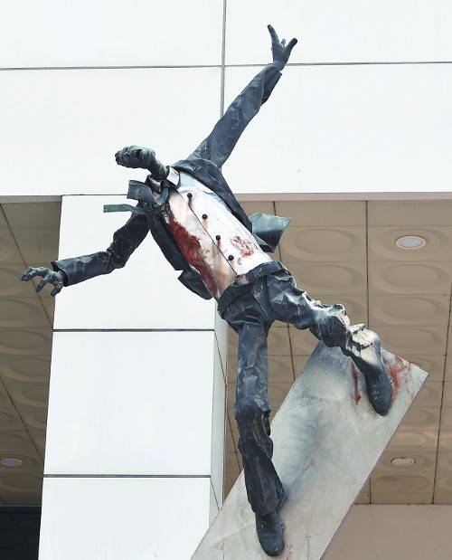 구본주 작가는 우리 시대 대표적인 직업군인 샐러리맨을 특유의 조각 언어로 형상화했다. 사진은 서울 영등포구 당산로 홈플러스 영등포점에 설치된 ‘지나간 세기를 위한 기념비’인데, 눌려서 길쭉해진 얼굴, 위태하게 서 있는 자세 등을 통해 샐러리맨이 처한 현실을 블랙코미디처럼 보여준다. 아래 사진은 지난 13일 찍은 이 조각 주변의 풍경. 권현구 기자