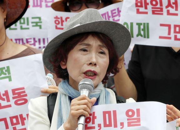 주옥순 엄마부대 대표가 지난해 8월 서울 종로구 옛 일본대사관 앞에서 기자회견을 갖고 있다. 뉴스1