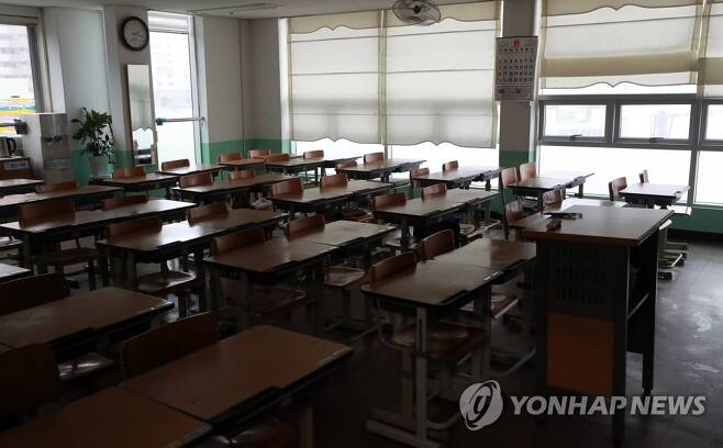 집단 확진 발생한 부경보건고 병설 중학교 교실 [연합뉴스 자료사진]