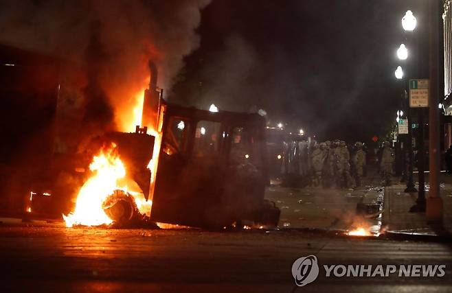 미국 위스콘신 '흑인 피격' 항의 시위로 불타는 트럭 (커노샤 AFP=연합뉴스) 미국 위스콘신주 커노샤 카운티의 보안관과 경찰관들이 24일(현지시간) '흑인 피격' 항의 시위 도중 불이 난 트럭 뒤에 도열해 있다. 전날 이곳에서는 비무장 흑인 남성 제이컵 블레이크가 어린 세 아들이 보는 앞에서 백인 경찰이 쏜 총에 맞아 중태에 빠지는 사건이 발생하면서 인종차별 규탄 시위가 또다시 격화하고 있다. sungok@yna.co.kr