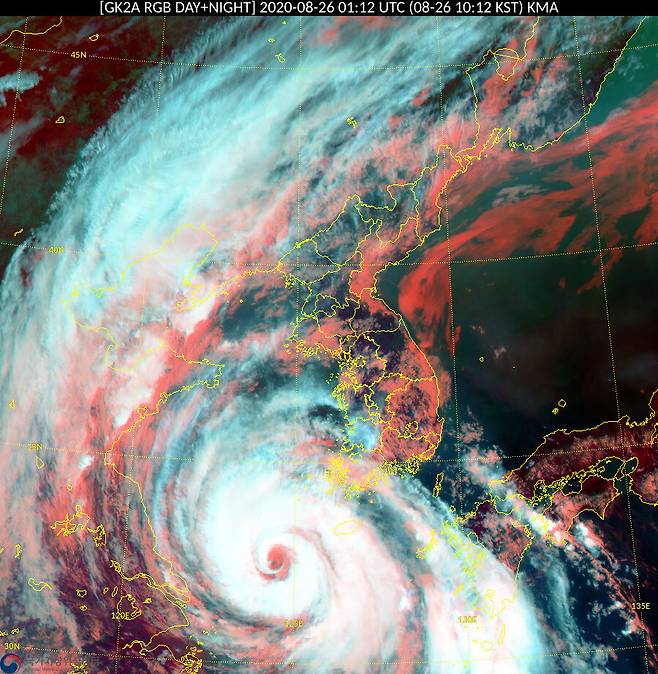 제8호 태풍 `바비'가 제주도에 거의 근접했다. 2020년 8월26일 오전 10시께 천리안 위성 2A호가 촬영한 영상. 기상청 국가기상위성센터 제공