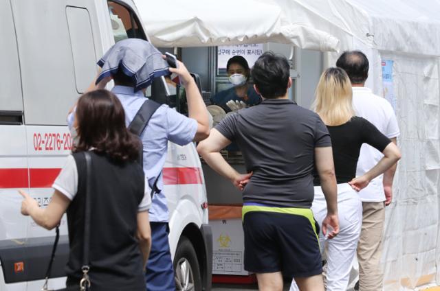 25일 오전 서울 중구 국립중앙의료원에 마련된 신종 코로나바이러스 감염증(코로나19) 선별진료소를 찾은 시민들이 검사를 기다리고 있다. 뉴스1