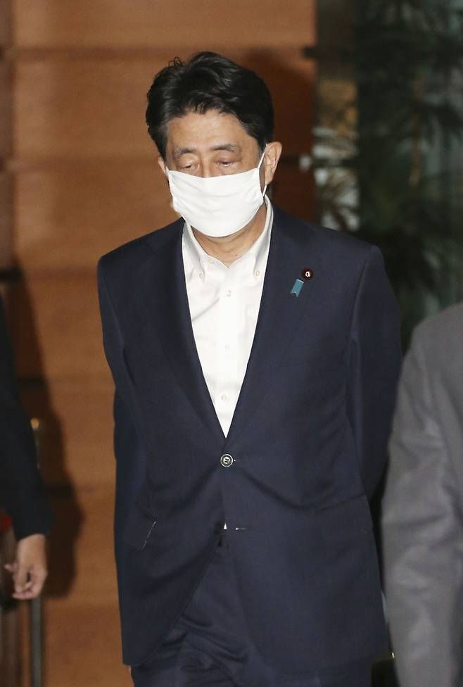 (도쿄 교도=연합뉴스) 아베 신조(安倍晋三) 일본 총리가 25일 오후 일본 총리관저를 나서고 있다.