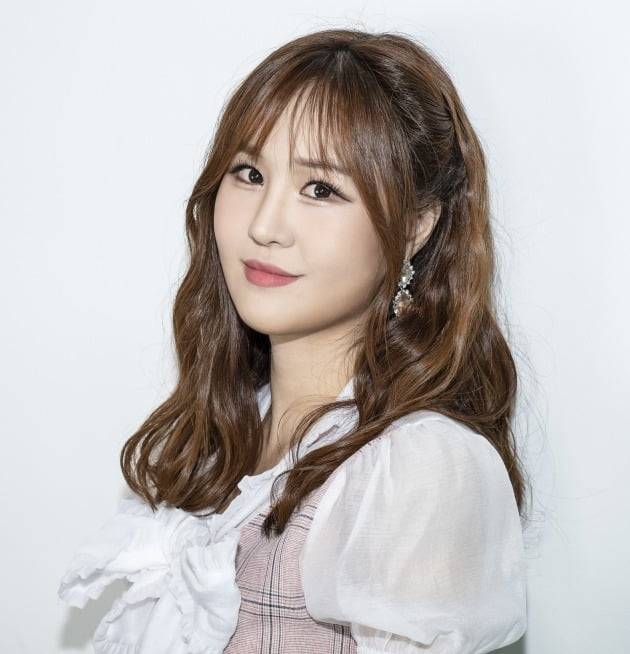 윤수현은 지난달 3일 발표한 싱글 '어머니의 일기'에 관해 "한국전쟁으로 인해 아들을 전쟁터로 보낸 엄마의 그리움이 담긴 노래"라고 설명했다. /이승현 기자 lsh87@