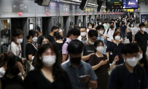 25일 오전 서울 종로구 광화문역 승강장에서 시민들이 마스크를 착용하고 출근하고 있다. 뉴시스