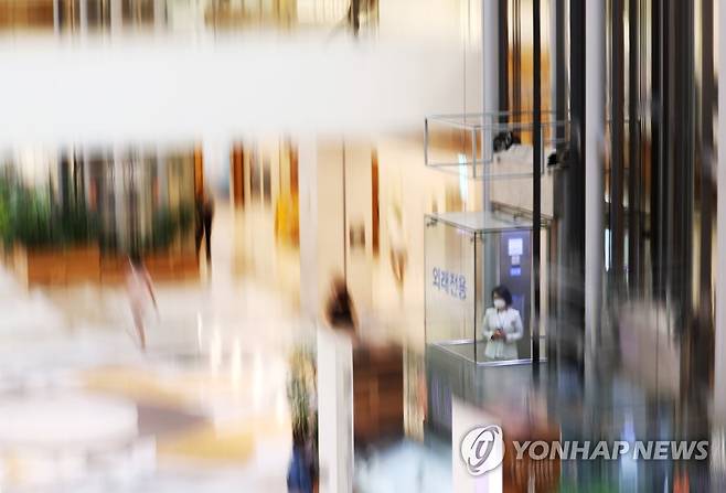 전공의 파업 이틀째 (서울=연합뉴스) 신준희 기자 = 전공의 총파업 이틀째인 27일 오전 서초구 서울성모병원에 병원 관계자가 엘리베이터를 타고 이동하고 있다. 대한전공의협의회는 이날 정부의 업무개시명령을 거부하는 의미에서 코로나19 진료마저도 자원봉사 형태로 가져가기로 했다. 이날 희망자에 한해 사직서를 제출하는 '제5차 젊은의사 단체행동'을 벌일 계획이다. 2020.8.27 hama@yna.co.kr