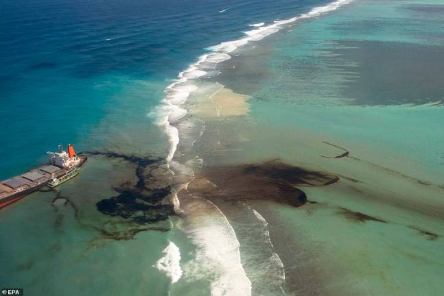 사진 위=사고 선박에 있던 약 4000t의 기름 중 약 1000t이 바다에 유출됐다.(사진=EPA 연합뉴스)사진 아래=모리셔스 남동쪽 산호초 바다에 좌초한 일본 화물선 엠브이(MV) 와카시오호의 모습.(사진=AFP 연합뉴스)