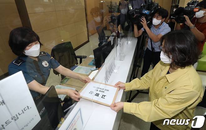 김현숙 보건복지부 의료자원정책과장이 지난 28일 서울 종로구 서울지방경찰청 민원실에 업무개시명령 위반 전공의에 대한 고발장을 제출하고 있다./뉴스1 © News1 허경 기자
