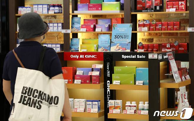 마트에서 건강식품 매대를 바라보는 시민. 2020.8.25/뉴스1