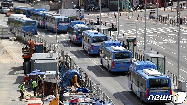 2서울역 버스환승센터에서 지난 25일 버스들이 줄 지어 운행하고 있다. /뉴스1 © News1 황기선 기자
