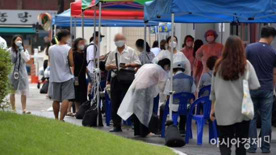 전국에서 신종 코로나바이러스 감염증(코로나19)가 급격히 확산하면서 신규 확진자 수가 400명대로 급증한 27일 서울 영등포구보건소에 마련된 선별진료소가 검사를 받으려는 시민들로 붐비고 있다.김현민 기자 kimhyun81@